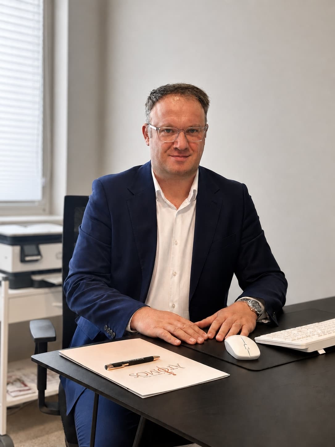 Assoc. Prof. Dr. Mihai Vartolomei in seiner Ordination in der ATOMOS Klinik Währing